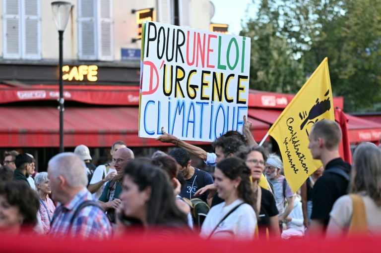 Budget : rassemblement devant Bercy contre 