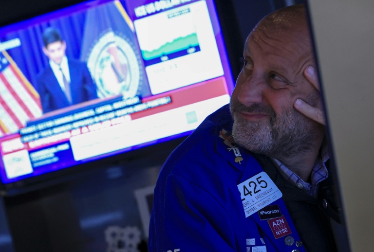 Wall Street clôture en baisse, la Fed adopte un ton plus ferme que prévu