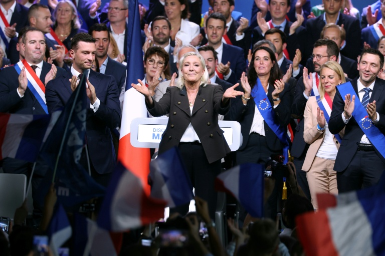 Interdiction du voile: Le Pen veut 
