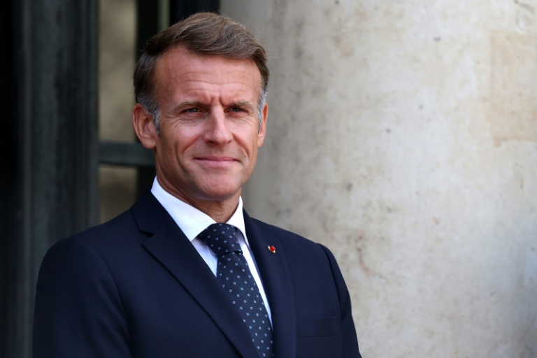 Crises et carburant: Macron reçoit les candidats à sa succession ou leur bras droit
