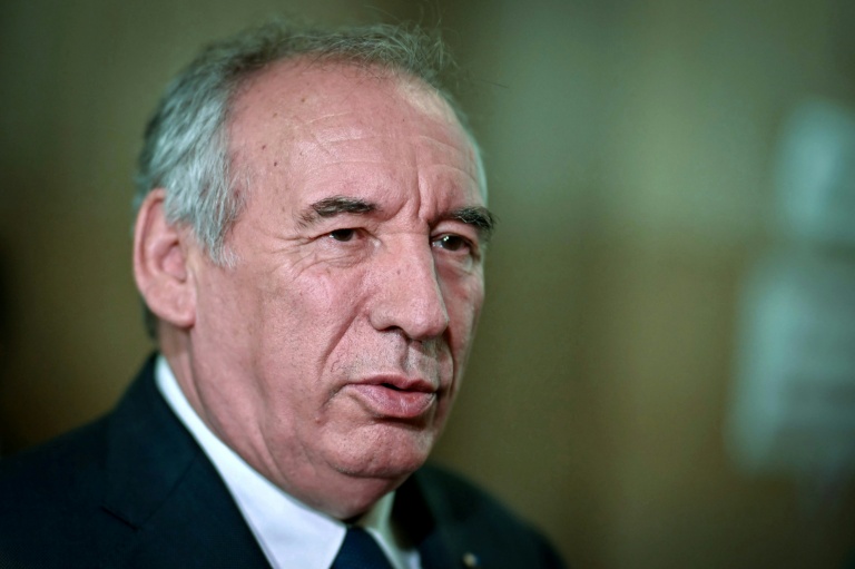 Rentrée du MoDem: Bayrou évoque à nouveau une primaire, en présence de Cazeneuve