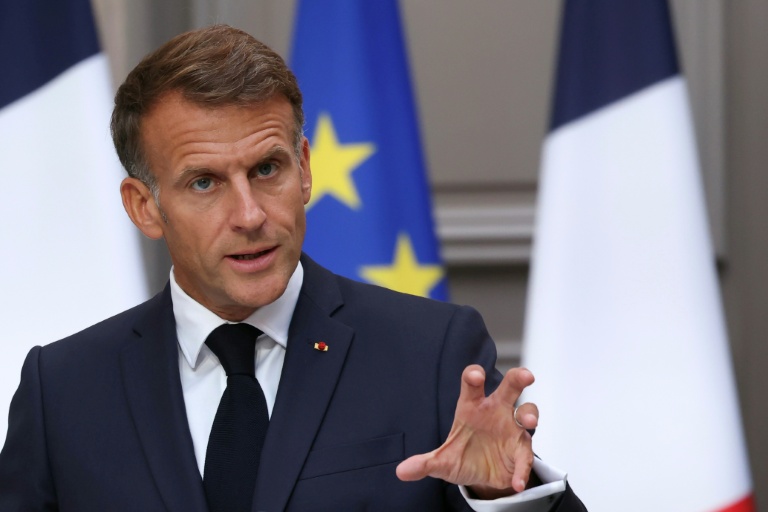 Face à un début d'effacement, Macron invoque les crises et se pose en 