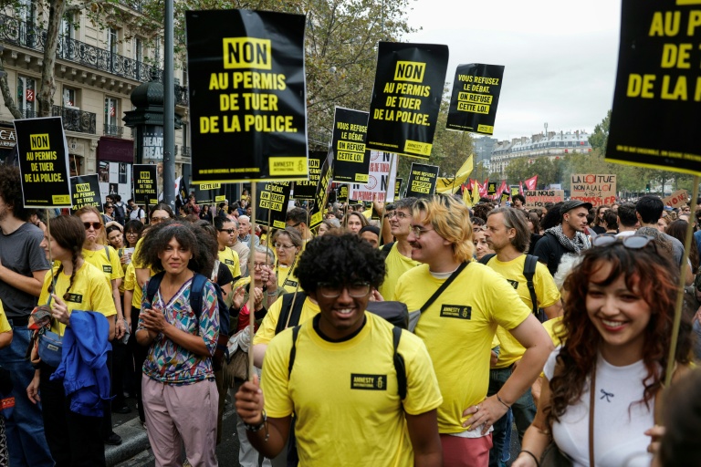 Loi sur la présomption d'usage des armes: des milliers de manifestants défilent à Paris