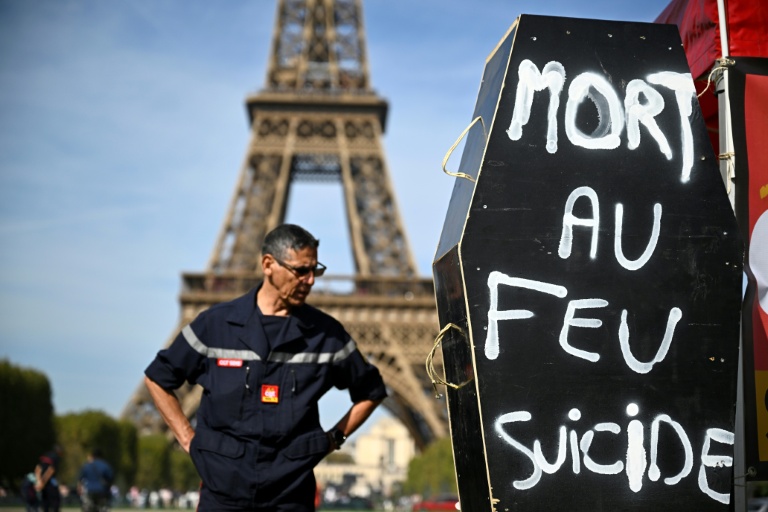 Au pied de la tour Eiffel, les pompiers mobilisés pour clamer leur 