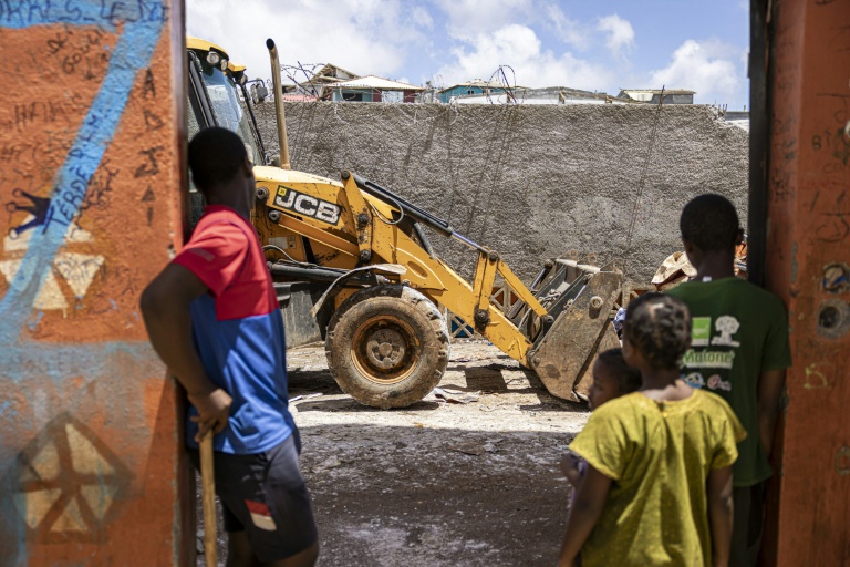 À Mayotte, l'économie dépend de travailleurs étrangers piégés par les retards de titres de séjour