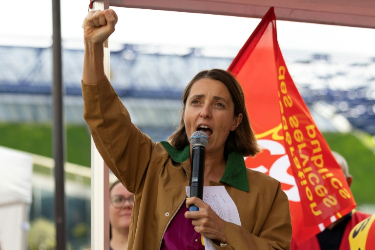 Manifestation de la CGT devant le siège de Sodexo contre les suppressions de postes