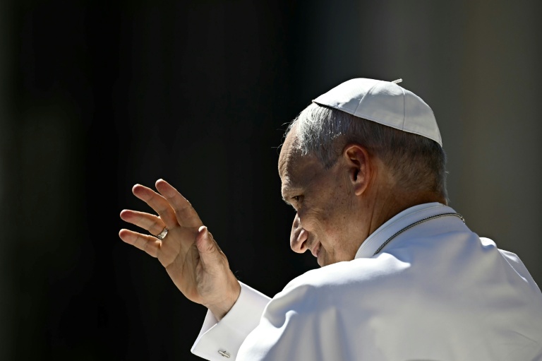 Le pape Léon XIV s'envole pour une première visite en France très attendue