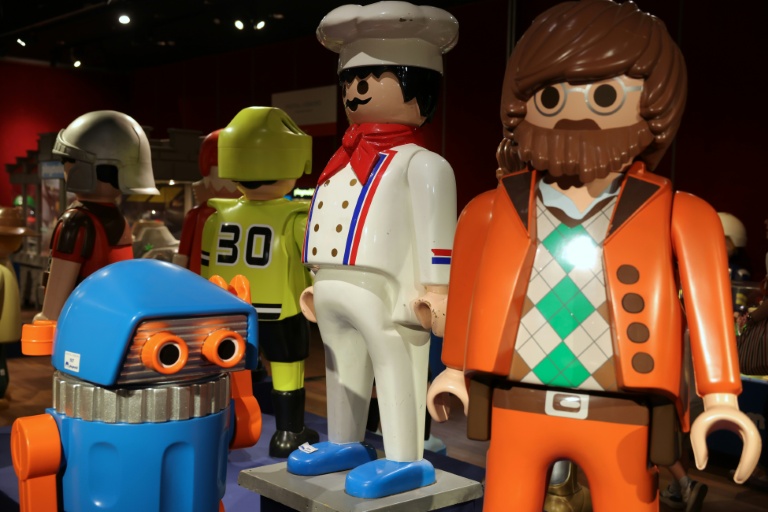 Des Playmobil géants s'exposent à Drouot, avant une vente aux enchères inédite
