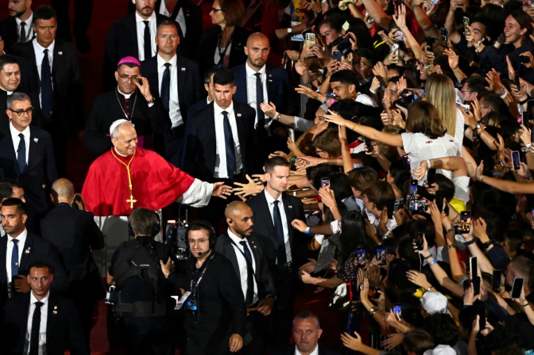 A Paris, des foules attendues sur les Champs-Elysées pour la messe géante du pape