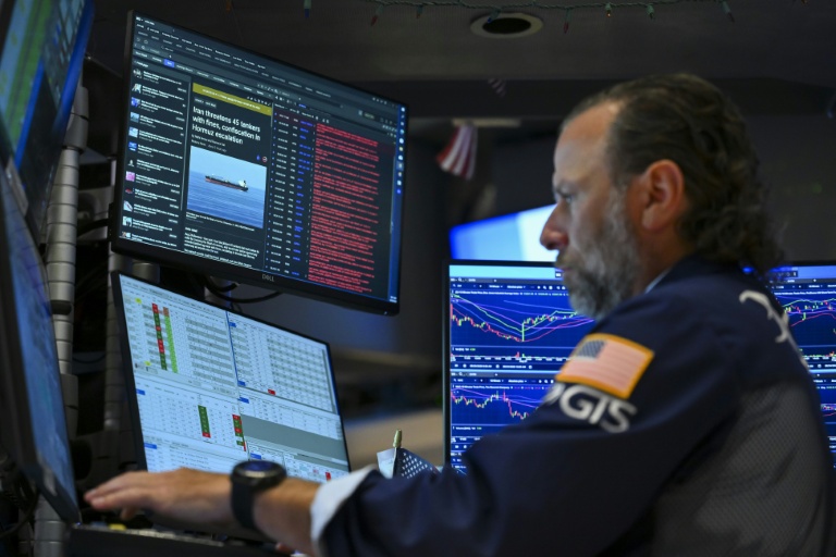 Wall Street ouvre en légère hausse, portée par un répit sur le pétrole et les taux