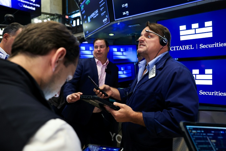 Wall Street ouvre en petite hausse, portée par un répit sur le pétrole et les taux