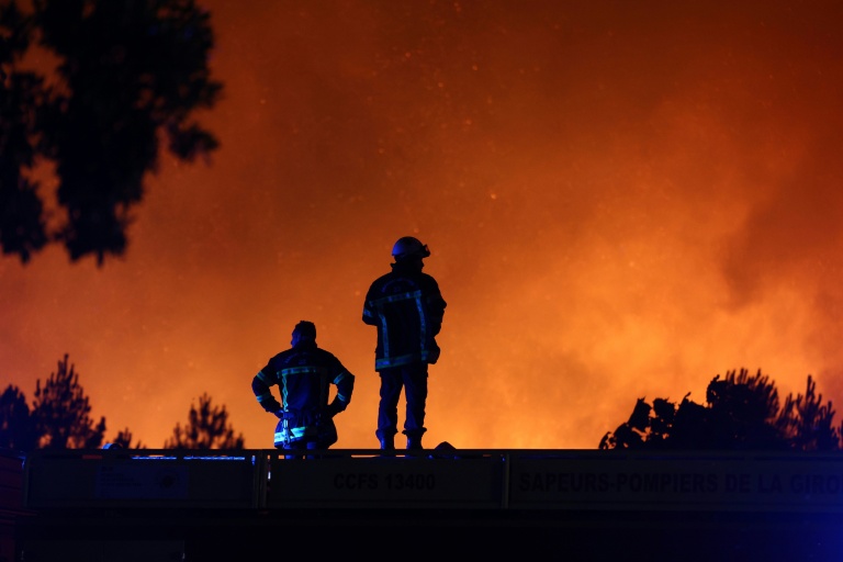 Sud-Ouest: face aux mégafeux, les pompiers au défi de garder un 