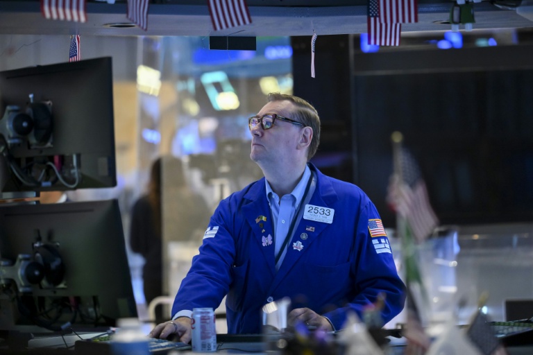Wall Street clôture en hausse, soutenue par le repli du pétrole