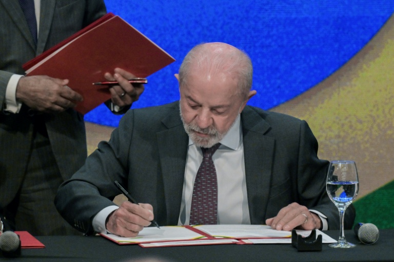 Brésil: Lula interdit les paris sportifs en ligne à quelques jours des élections
