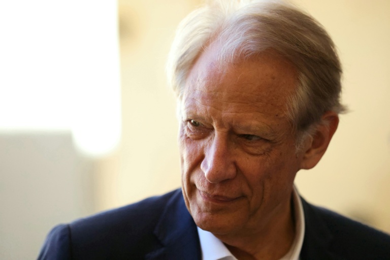 Villepin veut inscrire le principe de la négociation sociale dans la Constitution