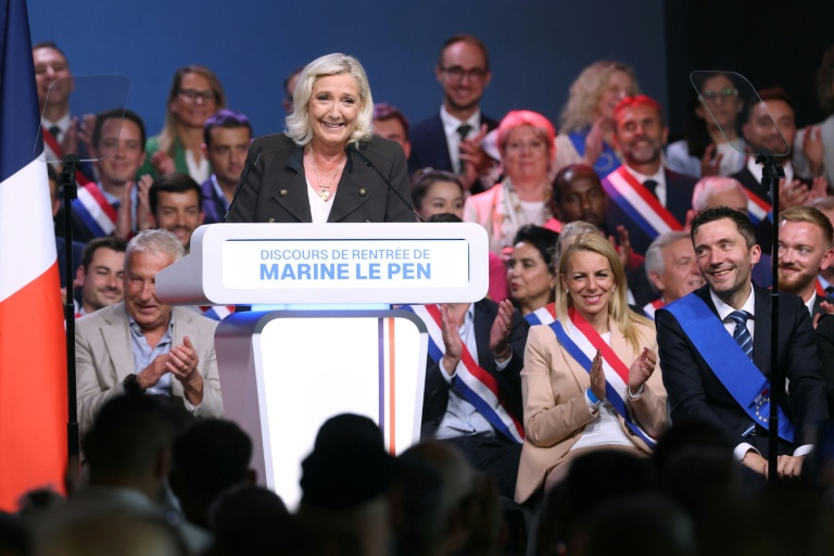 Présidentielle: Le Pen creuse l'écart au second tour, selon un sondage