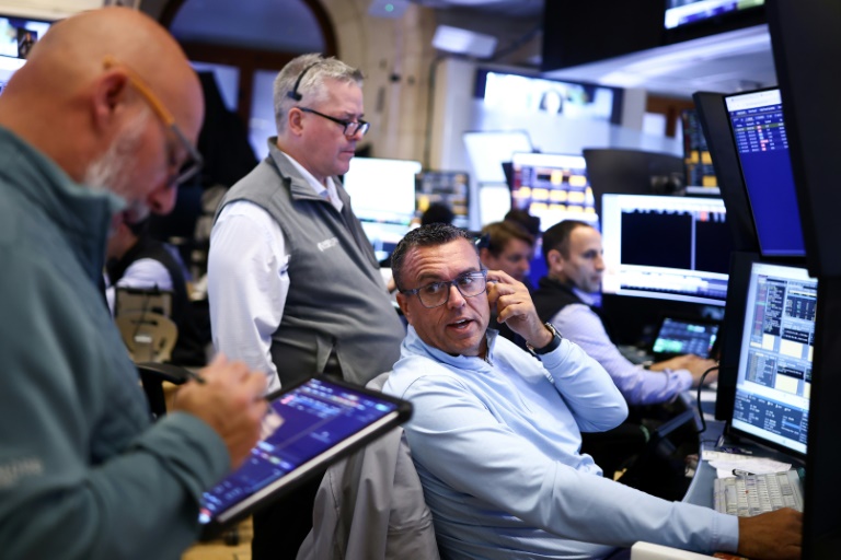Wall Street ouvre en baisse, les tensions géopolitiques pèsent