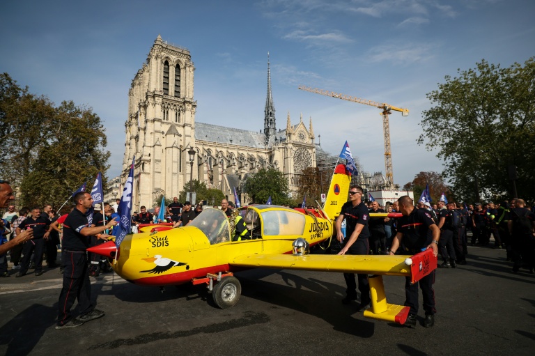 En plein Paris, des pompiers traînent un faux Canadair et leur détresse