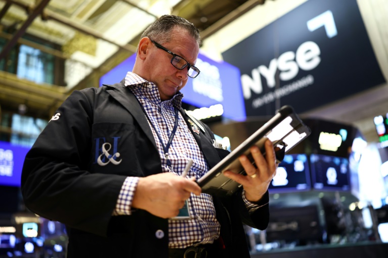 Wall Street clôture dans le rouge, subit les hausses défavorables du pétrole et des taux
