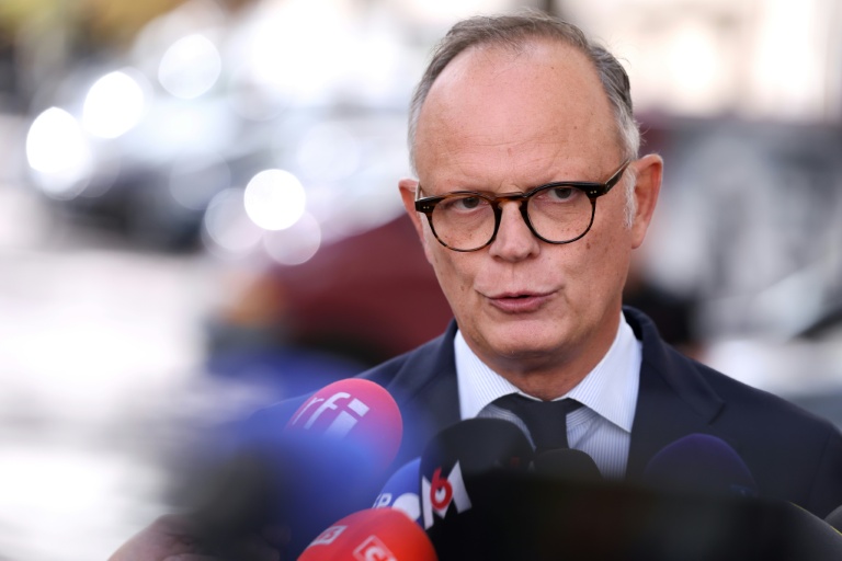 Age de départ à 65 ans, 45 annuités de cotisation : Édouard Philippe dévoile son projet de réforme des retraites