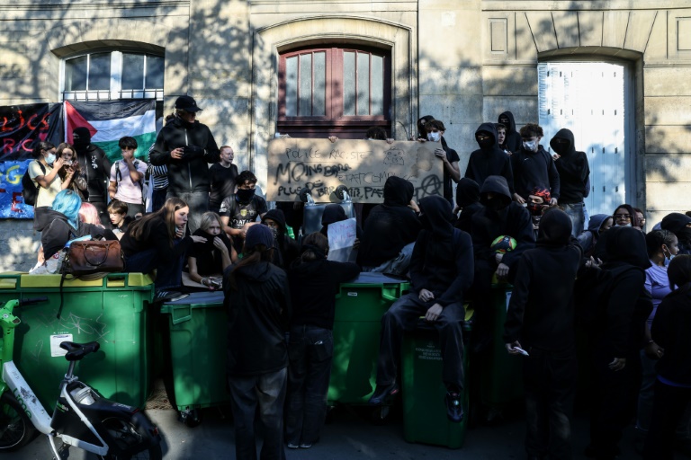 Blocus des lycées : la mobilisation se poursuit et s'amplifie, 40 interpellations