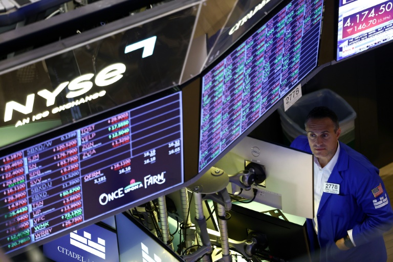 Wall Street clôture en baisse, les taux touchent des sommets