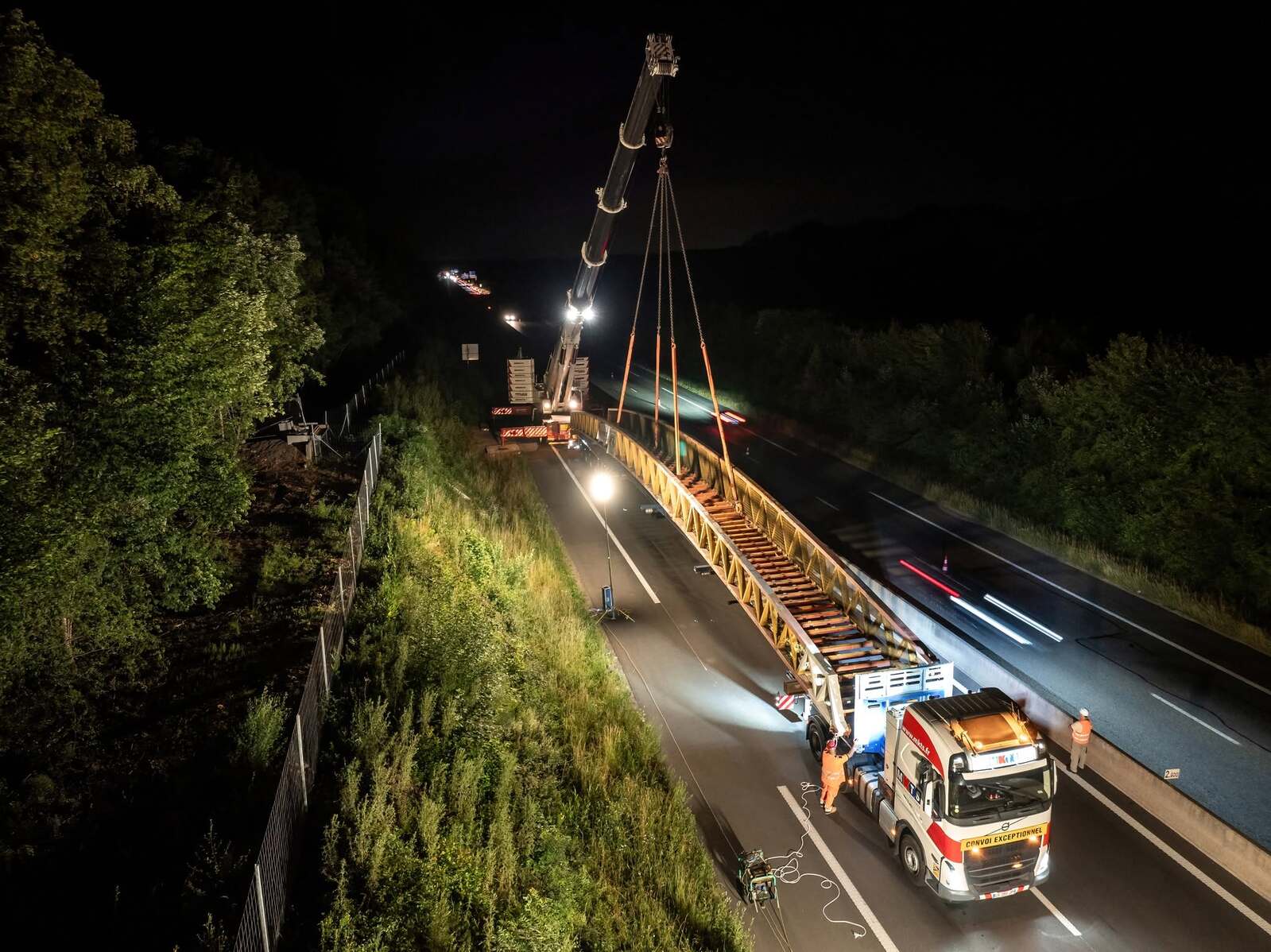 Meuse : Berthold remet en place une passerelle de 24 tonnes