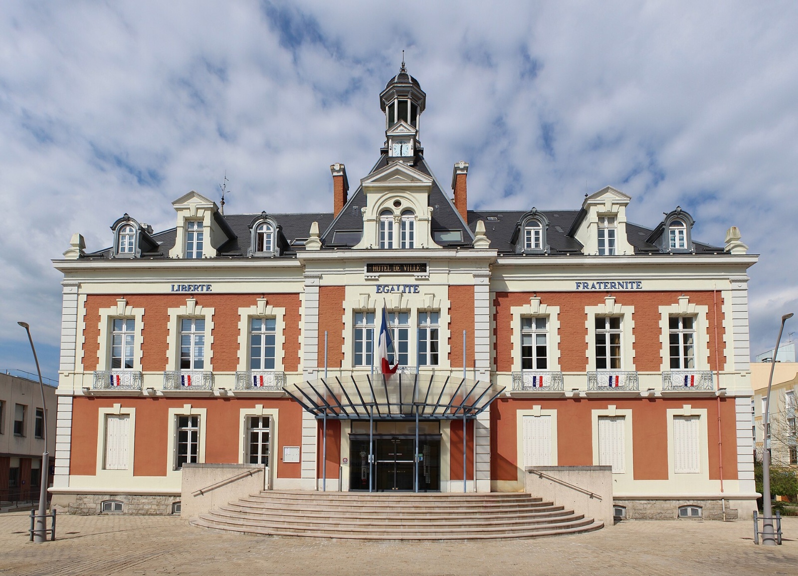 Montceau-les-Mines : la nouvelle maire dépose plainte pour destruction d'archives municipales