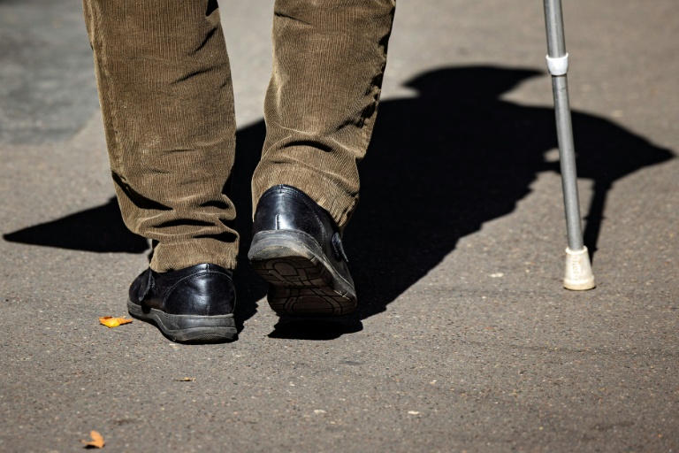 Près d'un million de seniors vivent quasi-prisonniers chez eux, alerte une association