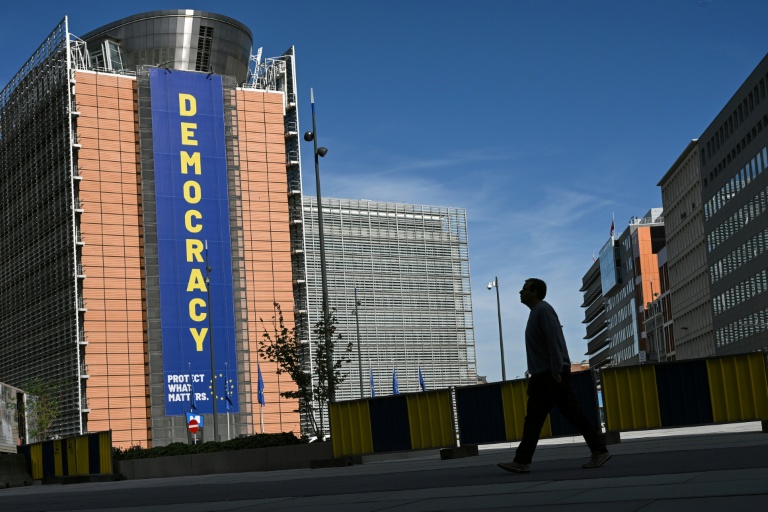 Les polluants éternels au cœur d'une bataille acharnée des lobbies à Bruxelles