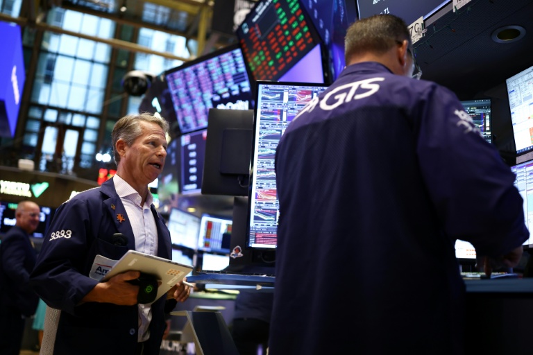 Wall Street clôture en petite hausse, soulagée par la détente des taux obligataires