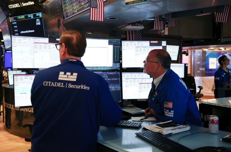 Wall Street ouvre en baisse, les taux flambent à nouveau