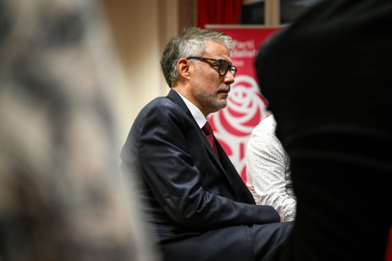 A la veille de la primaire, Faure tire ses dernières cartouches contre Glucksmann