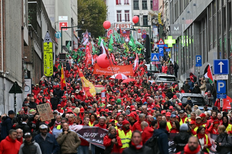 Manifestation à Bruxelles contre la rigueur, marquée par des violences en marge du cortège