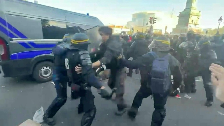 Mouvement lycéen: à la Bastille, des tensions, avant la dispersion du rassemblement
