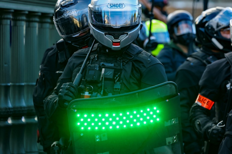 Le bouclier stroboscopique, nouveau dispositif de maintien de l'ordre contesté