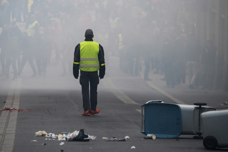 Sous la présidence d'Emmanuel Macron, des crises à répétition