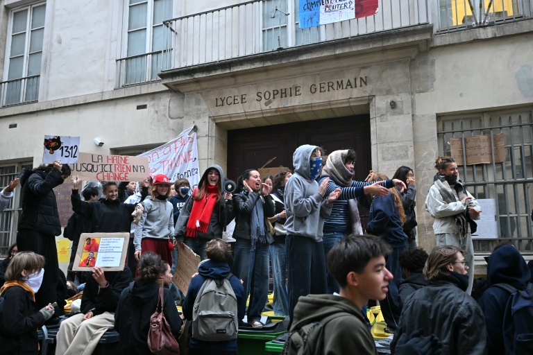 Toujours des blocages de lycées au lendemain de la cinquième journée de mobilisation