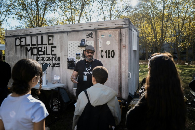 Un ex-détenu, une cellule mobile et des jeunes sonnés par la réalité carcérale