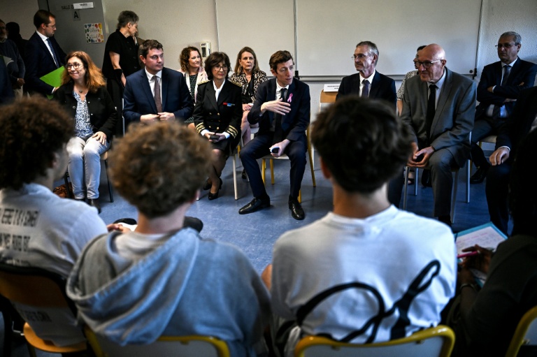 Lycées: Geffray en Gironde pour dénoncer les violences et afficher un dialogue