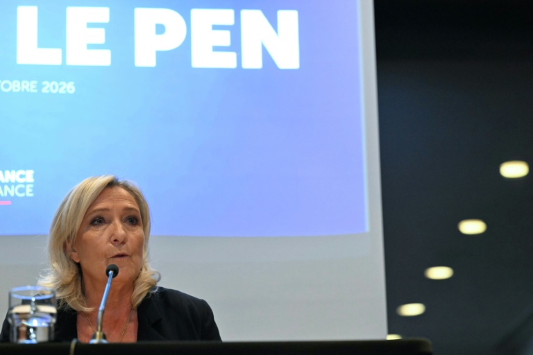Le Pen en embuscade à Bruxelles, Macron compose avec