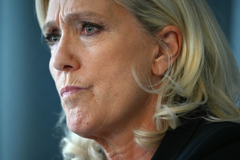 Suspension de l'aide à l'Ukraine : Le Pen joue l'apaisement, ses lieutenants montent au front