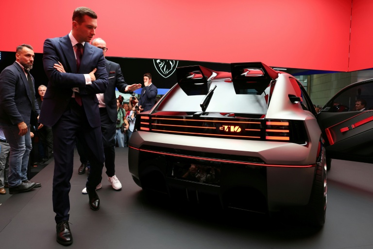 Au Mondial de l'auto, Bardella roule sur les polémiques
