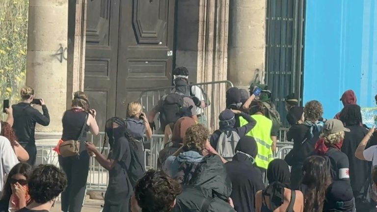 A Marseille, des manifestants ont pénétré brièvement dans le hall de la mairie