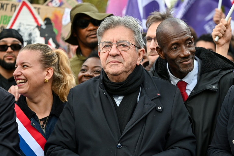 Violences en marge du 17 octobre : duel à distance entre Mélenchon et Le Pen