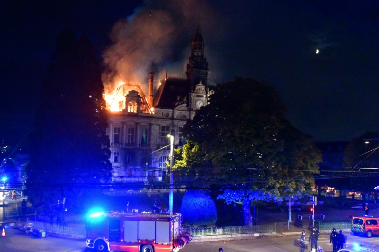 L'hôtel de ville de Limoges, incendié, 