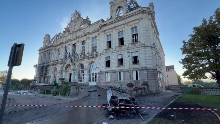 Limoges entre colère et désarroi après l'incendie de sa mairie