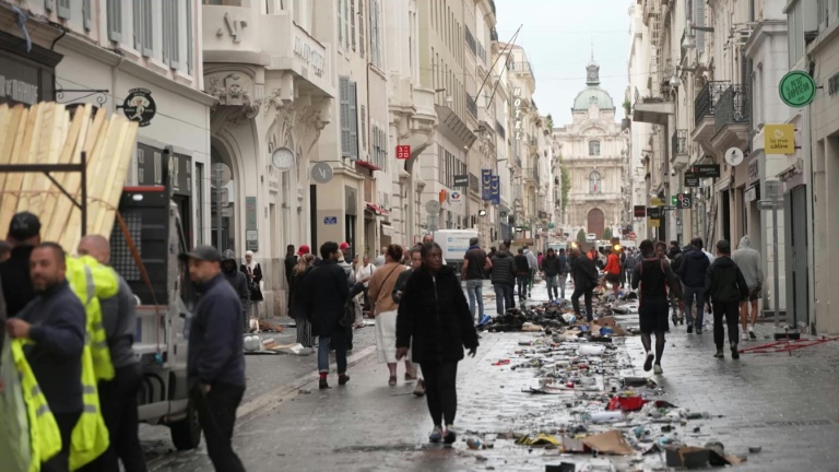 La France entre spectacle de désolation et critiques du maintien de l'ordre
