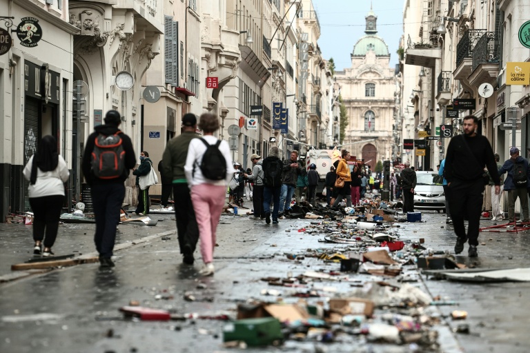 A Marseille, le spectacle douloureux des commerces pillés