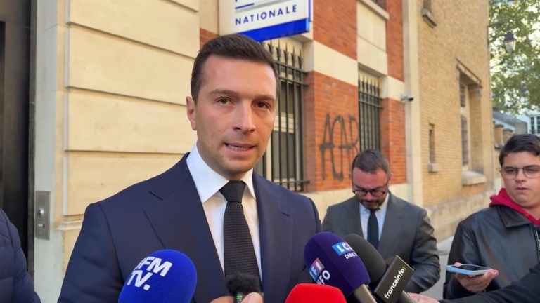 Violences du 17 octobre : Le Pen dénonce une "menace sur la démocratie", tance un pouvoir "à bout de souffle"